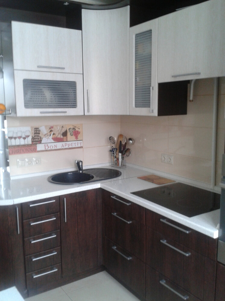 Кухня на заказ угловая вогнутый шкаф  