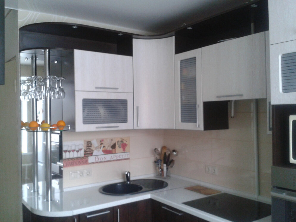 Кухня на заказ угловая вогнутый шкаф  