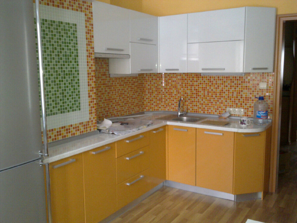 Кухня на заказ угловая белый/оранжевый  