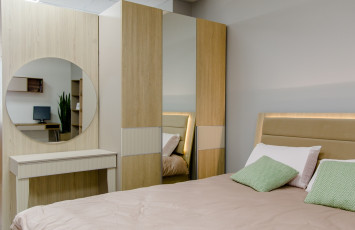 Шкаф трехдверный с зеркалом Беатрис